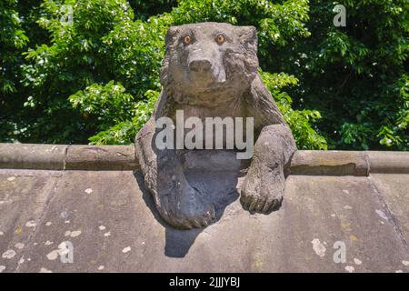 Un grand ours. Au William Burges, le mur des animaux sculptés en pierre par le château de Cardiff, au pays de Galles, au Royaume-Uni. Banque D'Images