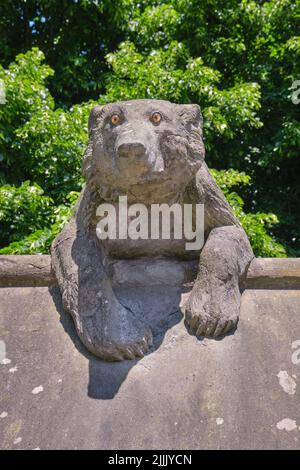 Un grand ours. Au William Burges, le mur des animaux sculptés en pierre par le château de Cardiff, au pays de Galles, au Royaume-Uni. Banque D'Images