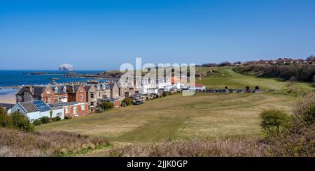 Vue panoramique sur les maisons de Marine Parade, avec Glen Golf course au-delà, sur le front de mer de la ville côtière de North Berwick à East Lothian, Écosse, Royaume-Uni Banque D'Images