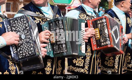 Kazan, Russie. 2022, 18 juin. Lecture de l'accordéon en gros plan. Ancien instrument de musique russe bayan. Ensemble chanson et danse folklorique Banque D'Images