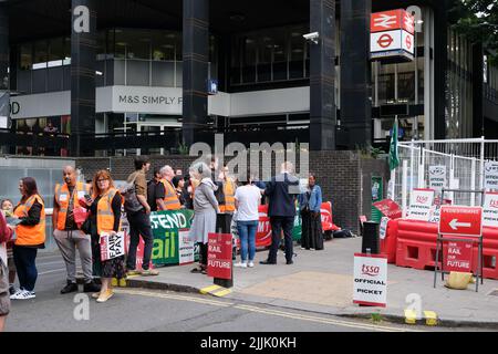 Euston station, Londres, Royaume-Uni. 27th juillet 2022. Grève nationale des chemins de fer RMT. Ligne de piquetage devant la gare d'Euston. Crédit : Matthew Chattle/Alay Live News Banque D'Images