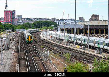 Brighton UK 27th juillet 2022 - Un train du Sud se dirige vers Londres, juste à l'extérieur de la gare de Brighton, tandis que le syndicat RMT tient une autre journée de grève alors que leur différend avec Network Rail continue : Credit Simon Dack / Alay Live News Banque D'Images