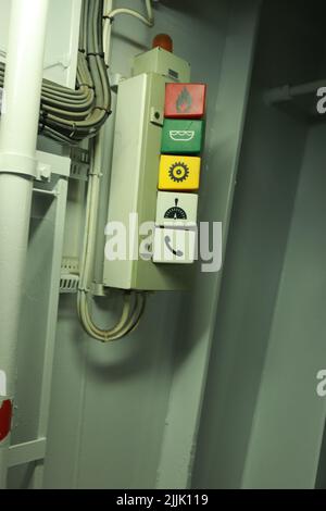 Intérieur de la salle des moteurs des bateaux de croisière avec portes étanches moteurs électriques et diesel, tuyaux d'eau, instruments de mesure, panneaux d'avertissement Banque D'Images