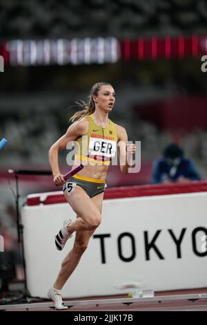 Laura Muller participe au relais de 4 x 400 mètres aux Jeux Olympiques de Tokyo en 2020. Banque D'Images