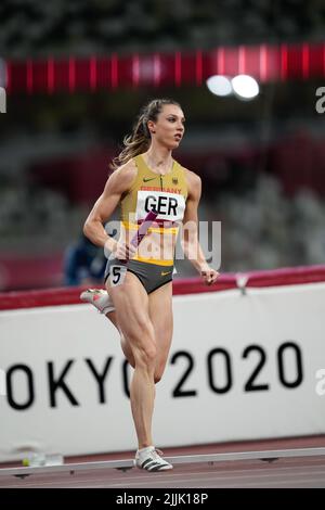 Laura Muller participe au relais de 4 x 400 mètres aux Jeux Olympiques de Tokyo en 2020. Banque D'Images