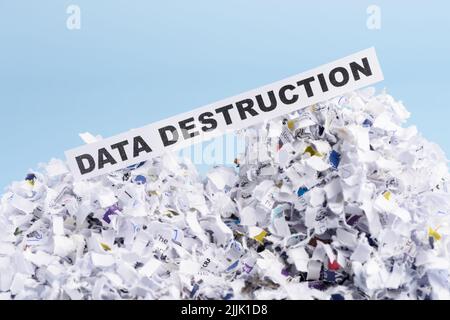 Mots destruction de données sur le tas de la croix déchiquetée concept de papier Banque D'Images