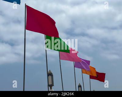 De nombreux drapeaux flottent sur la côte Banque D'Images