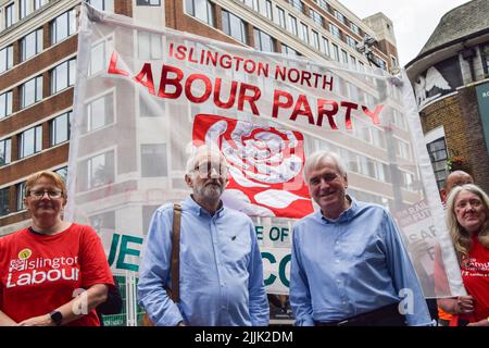 Londres, Royaume-Uni. 27th juillet 2022. Les députés syndicaux Jeremy Corbyn et John McDonnell se joignent au piquet de grève à l'extérieur de la gare d'Euston, alors que la grève nationale des chemins de fer sur les salaires et les conditions de travail frappe le Royaume-Uni. Credit: Vuk Valcic/Alamy Live News Banque D'Images