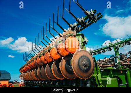 Grain du semoir en rangées. Dispositif de semis de semences. Activité agricole. Gros plan. Semoir agricole moderne modifié Banque D'Images