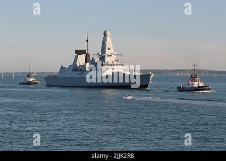 Le destroyer de défense aérienne de type 45 de la Royal Navy, HMS DAUNTLESS, retourne à son port d'attache Banque D'Images