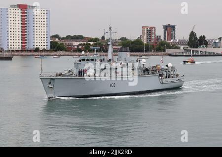 Le compteur de mines de classe Royal Navy Hunt mesure le navire HMS HURWORTH quittant le port Banque D'Images