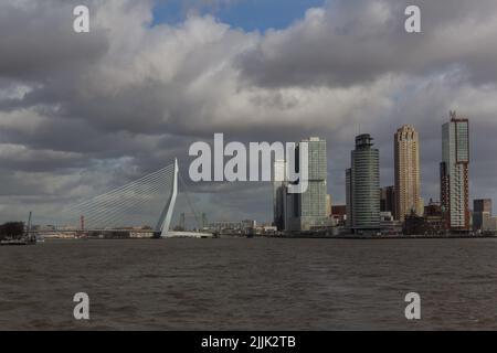 Une belle photo de l'horizon de Rotterdam au-dessus de l'eau aux pays-Bas Banque D'Images
