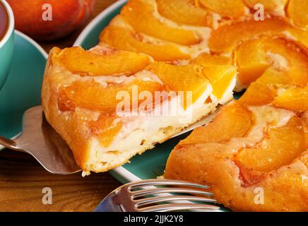 Gros plan tarte maison avec pêches sur table en bois. Mise au point peu profonde. Banque D'Images