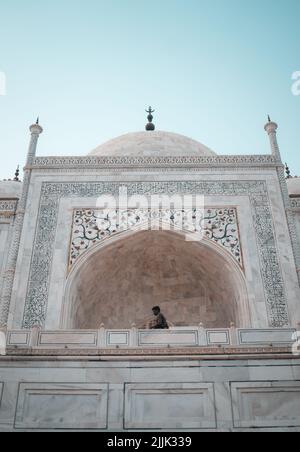 Une photo à angle bas du temple Taj Mahal sous un ciel bleu vif Banque D'Images