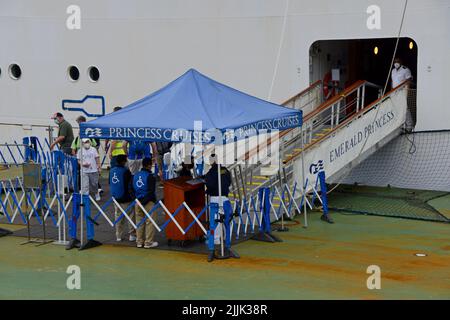 Les Pasagers débarquent du navire de croisière Emerald Princess amarré le long du centre du patrimoine à Cobh, comté de Cork, Irlande, juillet 2022 Banque D'Images