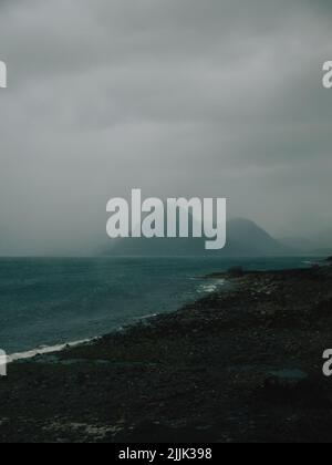 Un nuage de pluie sombre côte floue et un paysage de montagne minimal Banque D'Images