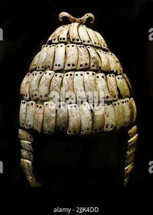 Casque tusk de Boar avec protège-joues et crochet à double os sur le dessus. Mycenae, Tombeau de chambre 515, 14th – 13th cents. C.-B. Grèce mycénienne , civilisation mycénienne, âge du bronze dans la Grèce antique 1750 à 1050 av. J.-C., Mycenae, Musée archéologique national d'Athènes. Banque D'Images