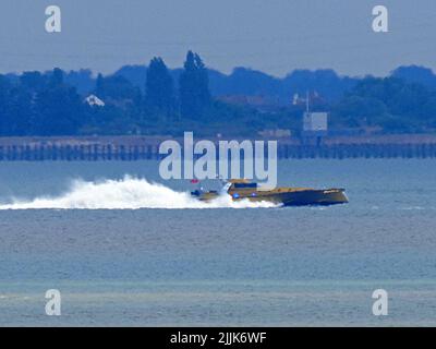 Sheerness, Kent, Royaume-Uni. 27th juillet 2022. Le bateau de moteur 'Thunder Child 2' a vu passer Sheerness tenter de fixer un nouveau record de vitesse de Londres à Monaco. L'embarcation construite par Safe Haven Marine est capable de 54 noeuds et porte une lettre du maire de Londres adressée et à remettre à HRH Prince Albert de Monaco. Crédit : James Bell/Alay Live News Banque D'Images