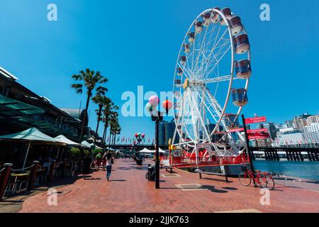 Vue sur la grande roue par temps clair à Sydney, en Australie Banque D'Images