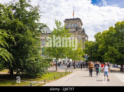 Berlin, Allemagne - 29 juin 2022: Le Reichstag Building, siège du Parlement allemand, le Bundestag. Le drapeau allemand sur un mât. Touristes walkin Banque D'Images