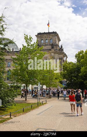 Berlin, Allemagne - 29 juin 2022: Le Reichstag Building, siège du Parlement allemand, le Bundestag. Le drapeau allemand sur un mât. Touristes walkin Banque D'Images