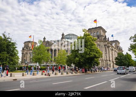 Berlin, Allemagne - 29 juin 2022: Le Reichstag Building, siège du Parlement allemand, le Bundestag. Le drapeau allemand sur un mât. Touristes walkin Banque D'Images