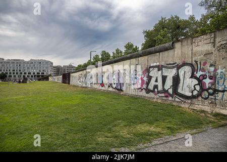 Berlin, Allemagne - 29 juin 2022 : le Mémorial du mur de Berlin à la Bernauer Strasse. Les derniers vestiges de la structure qui autrefois séparait l'est et wes Banque D'Images