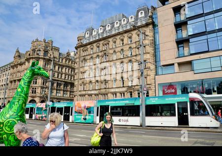 tramway de rue près de la gare de waverley à edinburgh Royal Mile scotland à l'été 2022 Royaume-Uni Banque D'Images