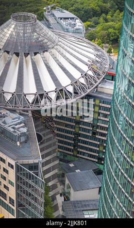 Berlin, Allemagne - 29 juin 2022 : le centre Sony de la Potsdamer Platz. Un complexe parrainé par Sony de huit bâtiments avec le toit voûté. Vie aérienne Banque D'Images