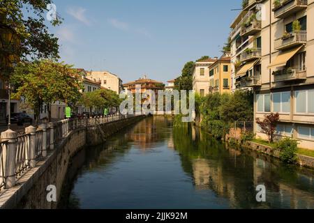 La rivière Sile traverse le centre historique de Trévise en Vénétie, au nord-est de l'Italie. Vue depuis le pont via San Margherita Banque D'Images