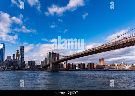 Le pont de Brooklyn et la partie inférieure est sont vus du centre-ville de Brooklyn sous un ciel bleu Banque D'Images