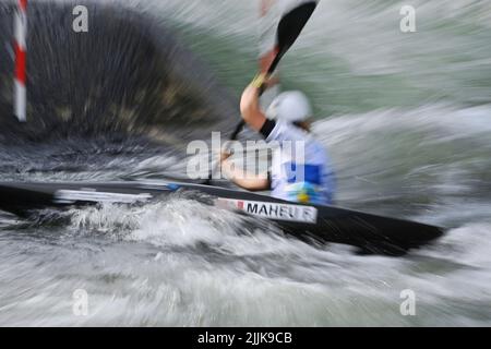 Augsbourg. 27th juillet 2022. Général, fonction, Canoeist blurs.action. Finale de l'équipe de kayak pour femmes. Championnats du monde de slalom de canoë 2022 de l'ICF sur 27 juillet 2022 à Augsbourg. ?SVEN SIMON photo Agency GmbH & Co. Press photo KG # Princess-Luise-Str. 41 # 45479 M uelheim/R uhr # Tél 0208/9413250 # Fax. 0208/9413260 # GLS Banque # BLZ 430 609 67 # compte 4030 025 100 # IBAN DE75 4306 0967 4030 0251 00 # BIC GENODEM1GLS # www.svensimon.net. Credit: dpa/Alay Live News Banque D'Images