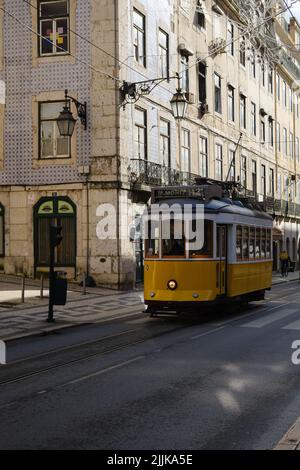 Un cliché vertical d'un tramway jaune typique à Lisbonne, Portugal Banque D'Images