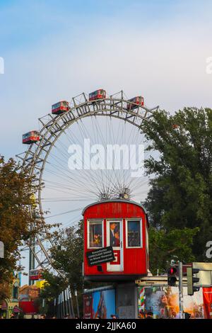 Vue verticale de la roue rouge de Vienne avec cabine rouge à l'avant Banque D'Images