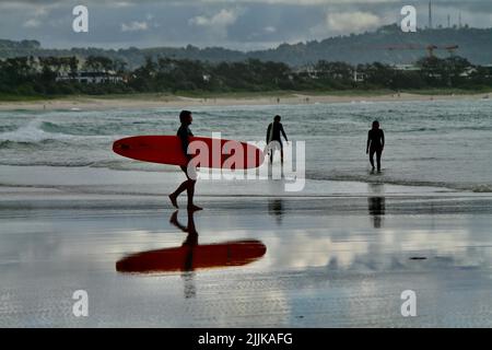 Une silhouette d'un homme de randonnée sur la plage de Byron Bay Banque D'Images