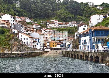 Une vue pittoresque de la petite ville balnéaire de Cudillero en Espagne Banque D'Images