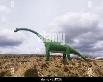 La vue latérale de la statue pleine grandeur de la récréation d'un dinosaure de Diplodocus Banque D'Images