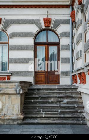 La photo verticale d'une porte de bâtiment à Brasov en Roumanie Banque D'Images