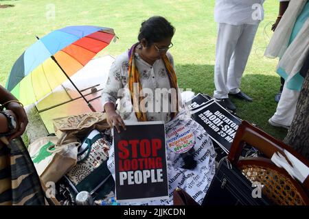 Delhi est, Delhi est, Inde. 27th juillet 2022. 19 Chambre haute suspendu membre du Parlement assis devant le père de la nation mahatma gandhi statue dans la maison du Parlement, pendant le Parlement en cours les deux chambres session en protestation, à New Delhi, Inde, le mercredi (Credit image: © Ravi Batra/ZUMA Press Wire) Banque D'Images