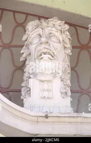 Un cliché vertical d'un buste en marbre blanc d'un vieil homme Banque D'Images