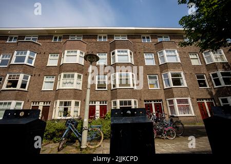 Un logement résidentiel de type néerlandais construit au siècle dernier avec des vélos garés en face Banque D'Images