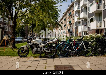 Le siècle dernier hollandais construire un logement résidentiel avec des vélos garés devant Banque D'Images