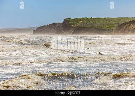 Les gens qui apprécient la plage et l'océan à Ditch Plains Banque D'Images