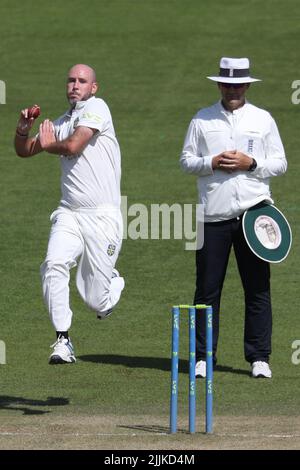 Chris Rushworth, de Durham, en action de bowling lors du match de championnat du comté de LV= entre le Durham County Cricket Club et le Middlesex County Cricket Club au Seat unique Riverside, Chester le Street, le mercredi 27th juillet 2022. (Crédit : Robert Smith | ACTUALITÉS MI) crédit : ACTUALITÉS MI et sport /Actualités Alay Live Banque D'Images