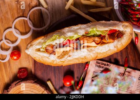 rouleau de tikka de poulet, sauce tomate et boisson vue sur la rue arabe sur fond de bois Banque D'Images