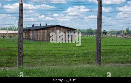 15 juin 2022: Oswiecim, Pologne. Casernes en bois du camp de concentration d'Auschwitz Birkenau, qui était le plus grand d'Europe. Banque D'Images