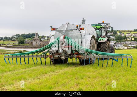 Timoleague, West Cork, Irlande. 27th juillet 2022. Micháel McCarthy, un producteur laitier basé à Timoleague, diffuse du lisier sur l'un de ses champs ce matin. Le gouvernement n'a pas été en mesure de parvenir hier soir à un accord sur un objectif d'émissions pour le secteur agricole. Eamon Ryan, chef du Parti Vert et ministre de l'Environnement, est fixé à un objectif de 30%, tandis que Charlie McConalogue, ministre de l'Agriculture, de l'alimentation et de la Marine, veut une réduction de 22% des émissions agricoles. Crédit : AG News/Alay Live News Banque D'Images