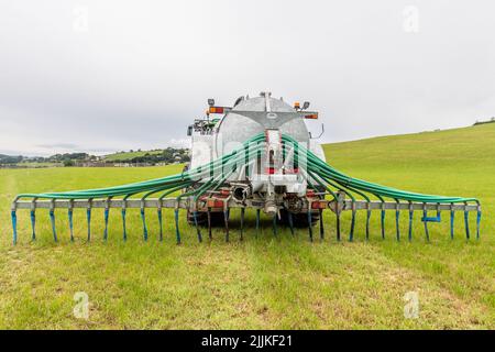 Timoleague, West Cork, Irlande. 27th juillet 2022. Micháel McCarthy, un producteur laitier basé à Timoleague, diffuse du lisier sur l'un de ses champs ce matin. Le gouvernement n'a pas été en mesure de parvenir hier soir à un accord sur un objectif d'émissions pour le secteur agricole. Eamon Ryan, chef du Parti Vert et ministre de l'Environnement, est fixé à un objectif de 30%, tandis que Charlie McConalogue, ministre de l'Agriculture, de l'alimentation et de la Marine, veut une réduction de 22% des émissions agricoles. Crédit : AG News/Alay Live News Banque D'Images