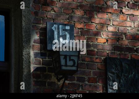 15 juin 2022: Oswiecim, Pologne. Panneau d'entrée du camp de concentration d'Auschwitz Birkenau au bloc numéro 15. Banque D'Images