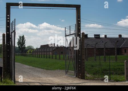 15 juin 2022: Oswiecim, Pologne. Casernes de briques dans le camp de concentration d'Auschwitz Birkenau. Banque D'Images